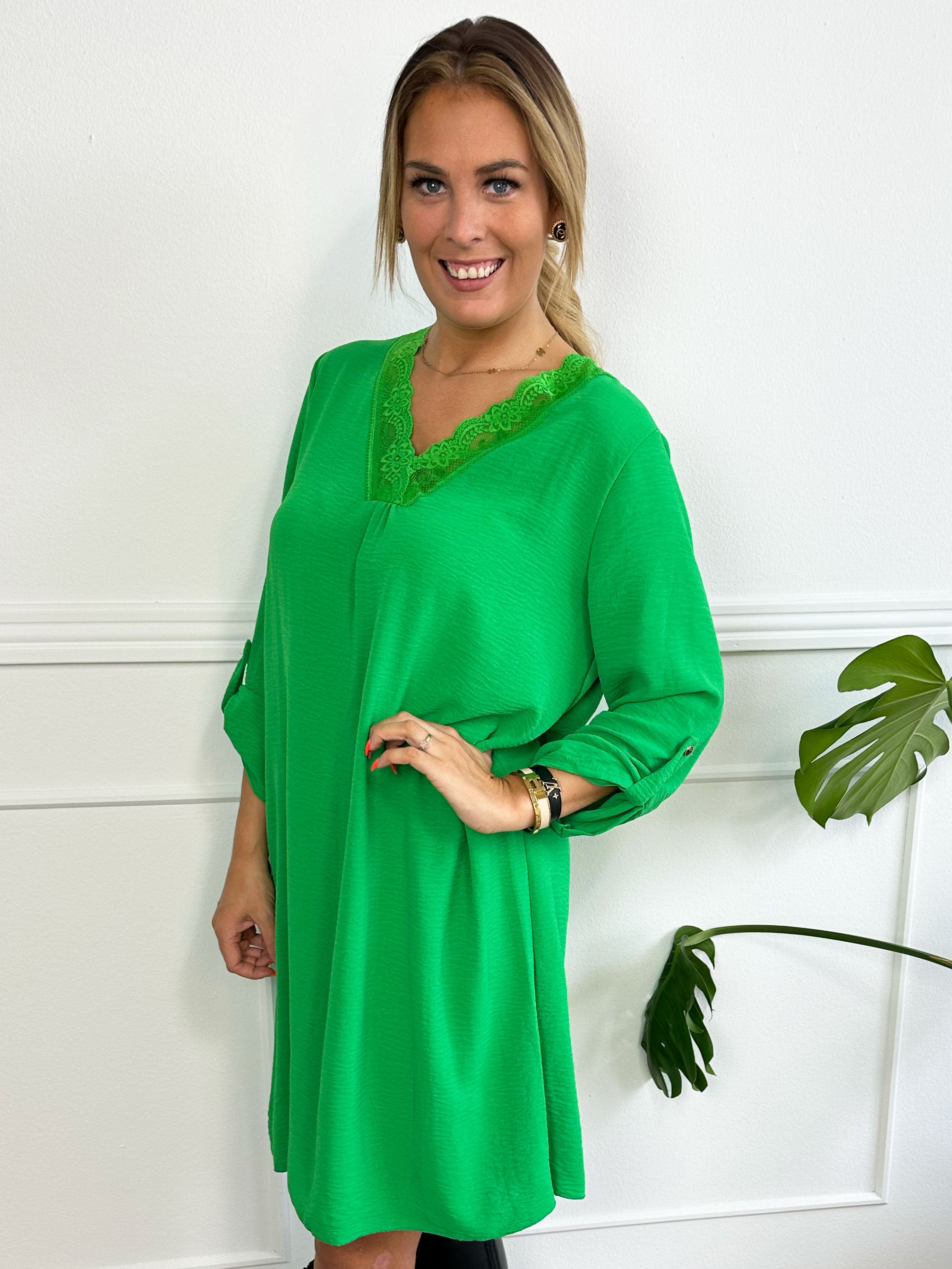 Elly Long - Simpel kjole med blondekant